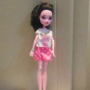 Draculaura of Monster High in pjs with accessories